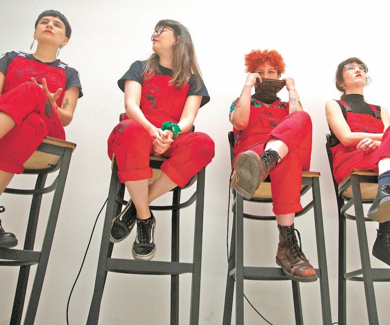 Dos de las cuatro integrantes del colectivo chileno. AFP