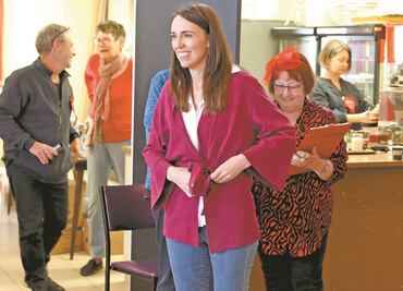 Prevén victoria histórica para Jacinda Ardern