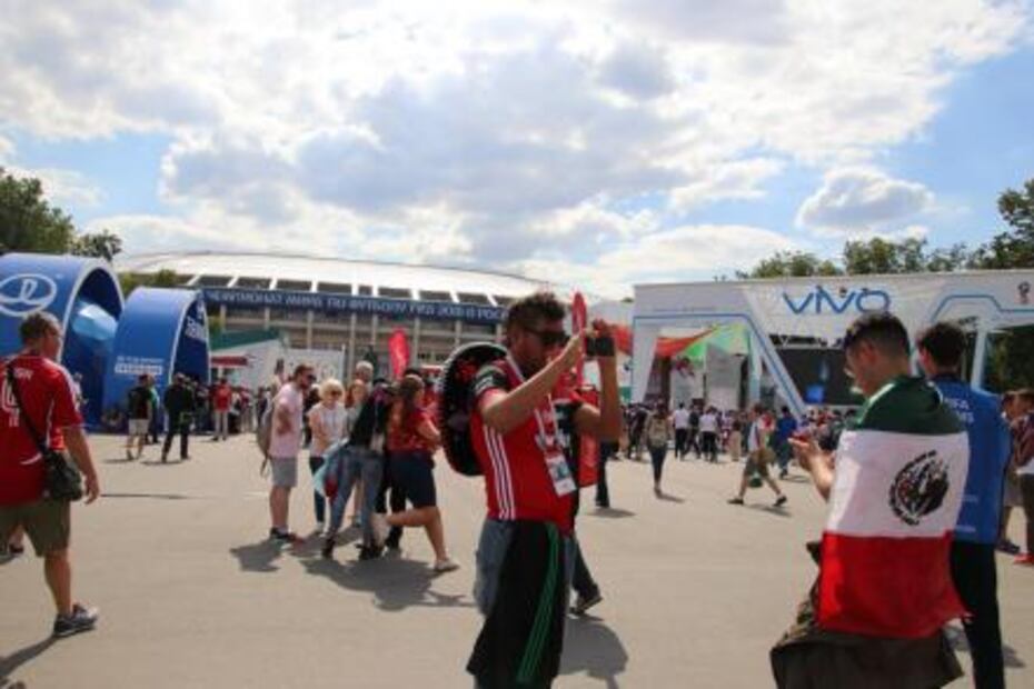 Mexicanos intercambian boletos con alemanes