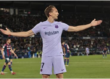 Barcelona logra remontar ante el Levante gracias a Luuk De Jong