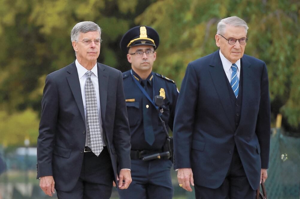 Bill Taylor, exembajador en Ucrania, al llegar ayer al Capitolio, en Washington. El exfuncionario testificó ante el Congreso. Foto: OLIVIER DOULIERY. AFP