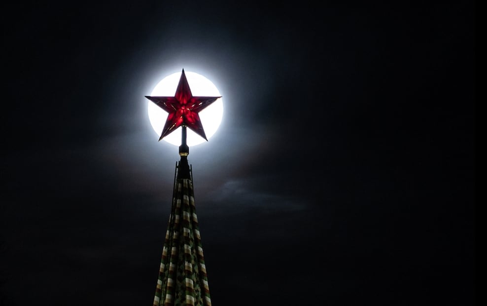 La estrella de la Catedral de San Basilio en la Plaza Roja, en Moscú, Rusia, es iluminada por la superluna de nieve. Foto: Xinhua