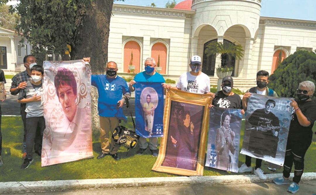 Fans del intérprete de “Amar y querer” acud ie ro n ayer al Panteón Francés para cantarle y recordarlo. Foto: ARIEL LEÓN. EL UNIVERSAL