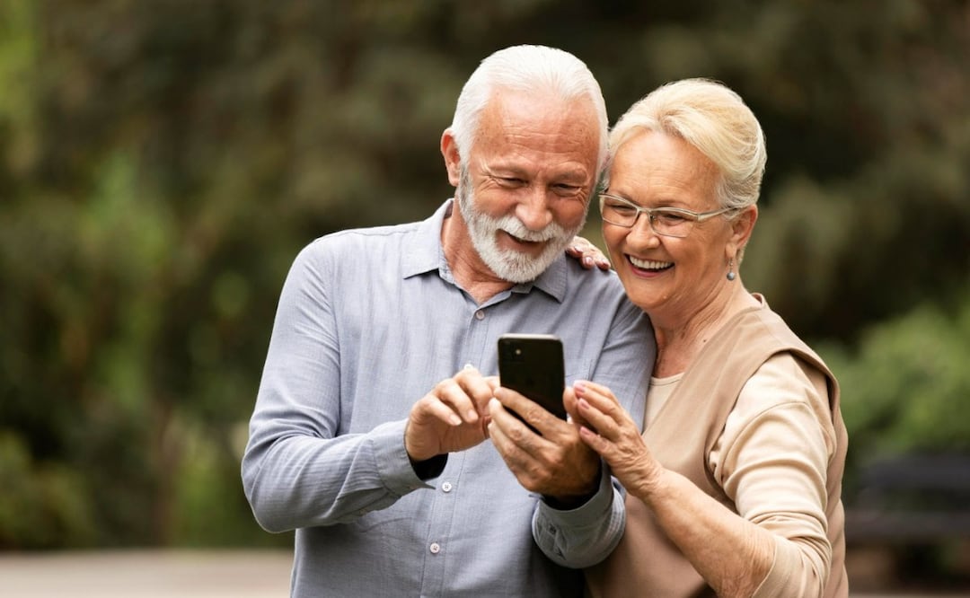 Según la Sociedad Argentina de Cardiología, para fomentar un envejecimiento saludable es necesario poner atención en 5 conceptos clave para vivir plenamente. Foto: Freepik