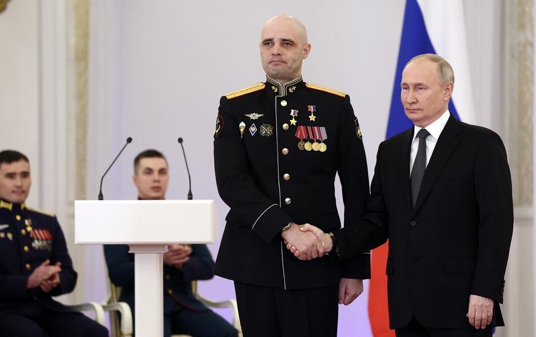 El presidente ruso Vladimir Putin le da la mano al capitán Mikhail Polushkin durante una ceremonia para presentar medallas de Estrella de Oro a los Héroes de Rusia en vísperas del día de los Héroes de la Patria en el Kremlin en Moscú. Foto: EFE