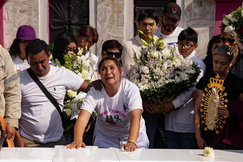 Los restos de Jael Monserrat Uribe Palmeros fueron sepultados la tarde de este sábado 1 de febrero en el Panteón Civil de San Nicolás Tolentino, Iztapalapa. (01/02/2025). Foto: Hugo Salvador/ EL UNIVERSAL)