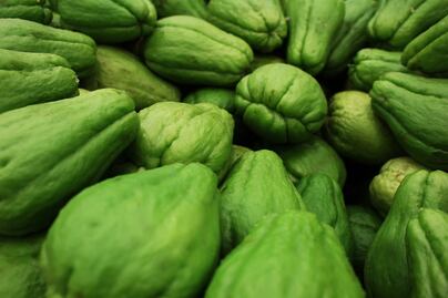 Mercados venden hasta en $120 el kilo de chayote; autoservicios en más de 90 pesos