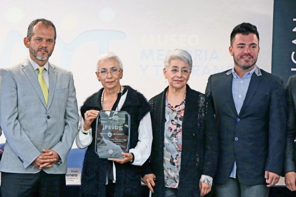 Beatriz y Araceli Sánchez Monsiváis, primas del escritor, en la ceremonia realizada en el Museo Memoria y Tolerancia (CORTESÍA JUBILEO)