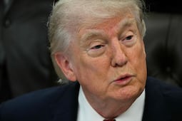 Trump dice que está dividido entre cerrar un acuerdo o atacar a Irán