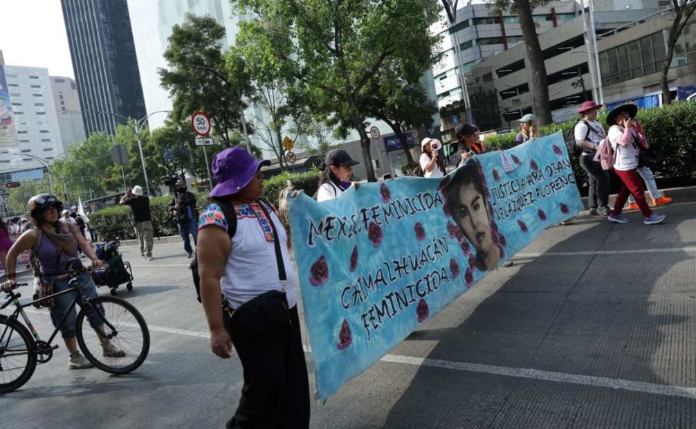 Con poca afluencia de manifestantes comienzan a avanzar los primeros contingentes por la marcha en el Día Internacional de la Eliminación de la Violencia contra las Mujeres este martes 25 de noviembre de 2025. Foto: Fernanda Rojas/ EL UNIVERSAL