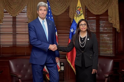 Kerry anuncia diálogo con Maduro pero respalda referendo