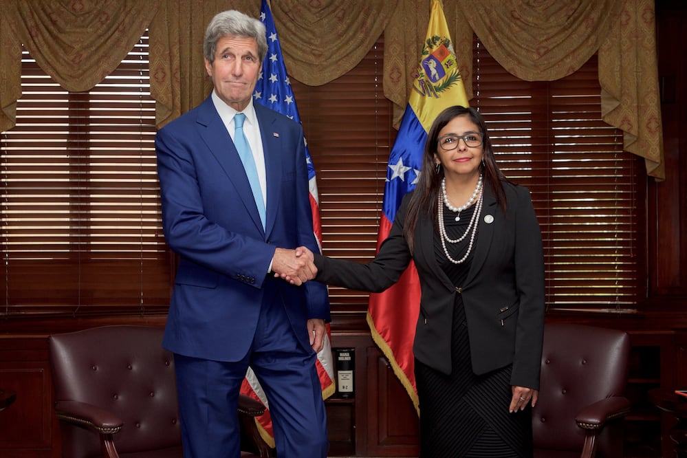 El secretario de Estado estadounidense John Kerry estrecha la mano de la canciller venezolana Delcy Rodriguez  (Foto: EFE)
