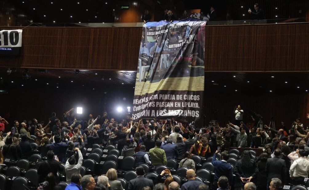 Cuelgan manta en el pleno de la Cámara de Diputados con el rostro de Luisa Alcalde y Arturo Ávila (05/11/2025). Foto: Gabriel Pano / EL UNIVERSAL