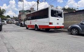 Atacan a balazos a un hombre en un microbús de Naucalpan; autoridades buscan a los agresores