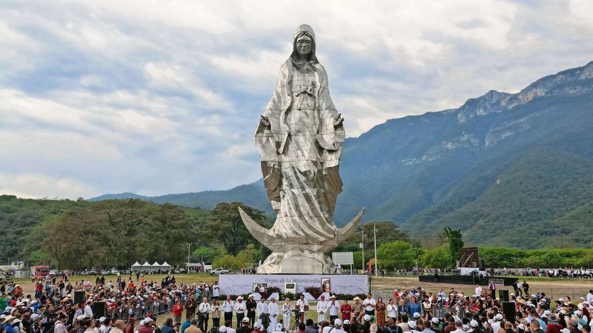 La Virgen de la Misericordia se ubica en una explanada de una hectárea, cerca de la icónica cascada del Santuario de El Chorrito. Incluye dos piezas de bronce que conforman las pupilas de sus ojos, las cuales fueron bendecidas por Su Santidad el papa León XIV. Foto: Especial