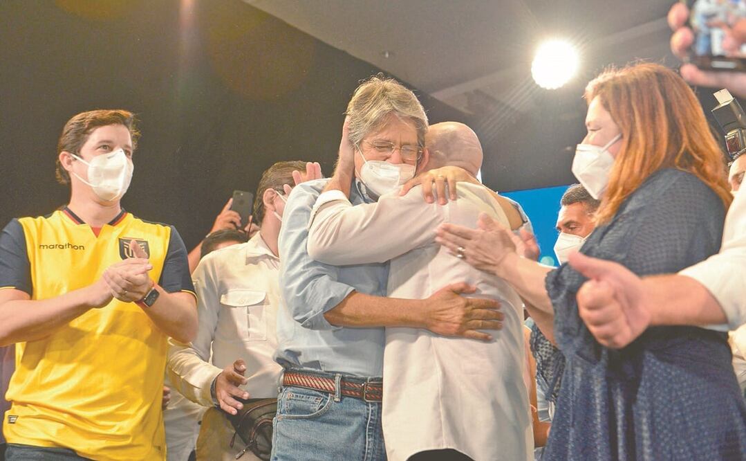 Guillermo Lasso abraza a su compañero de fórmula, Alfredo Borrero, para celebrar su victoria en las presidenciales de Ecuador. Foto: FERNANDO MÉNDEZ. AFP
