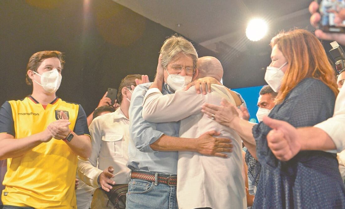 Guillermo Lasso abraza a su compañero de fórmula, Alfredo Borrero, para celebrar su victoria en las presidenciales de Ecuador. Foto: FERNANDO MÉNDEZ. AFP