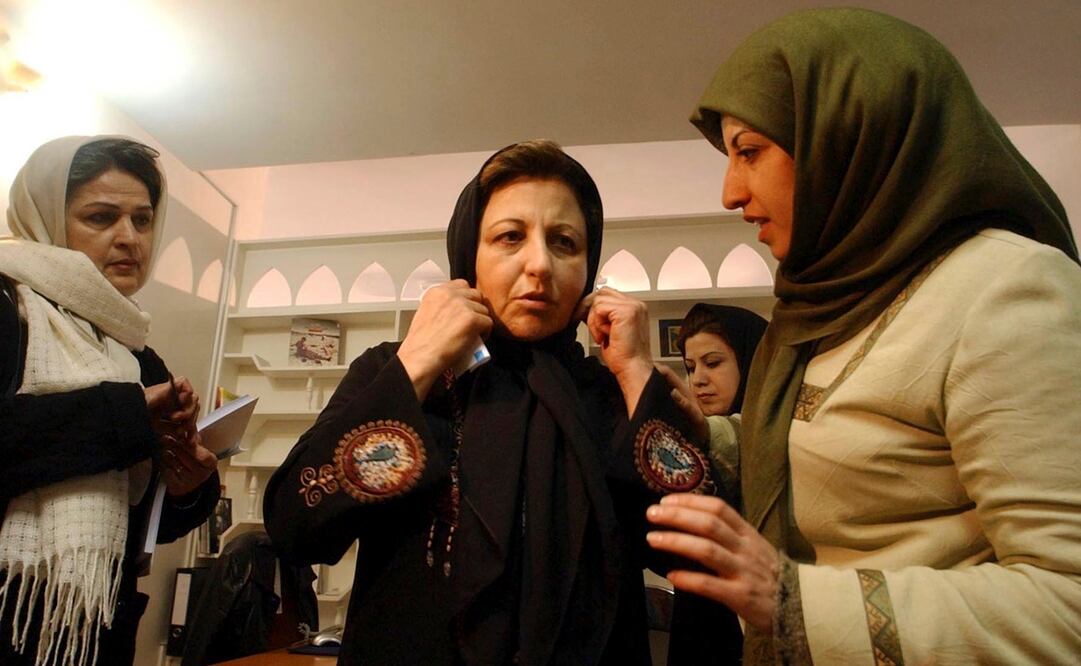 La premio Nobel de la paz iraní Shirin Ebadi (centro) se ajusta la bufanda mientras habla con sus compañeras activistas Narges Mohammadi (derecha) mientras Marzieh Mortazi observa, antes de su conferencia de prensa en el Centro para la Protección de los Derechos Humanos en Teherán, Irán, el 17 de enero de 2005. Foto: AP