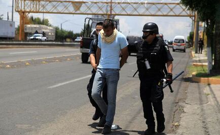 Se enfrentan antimotines y normalistas