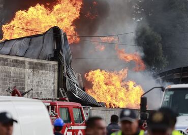 Fuerte incendio en fábrica de lubricantes ubicada en Lerma; las llamas alcanzaron hasta 20 metros de altura
