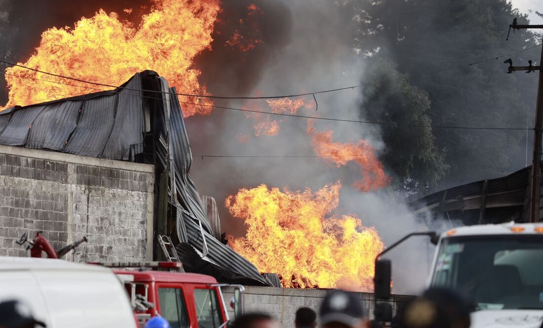 Este viernes se registró un fuerte incendio en una fábrica de lubricantes ubicada en Lerma, Estado de México. No se reportan lesionados ni personas fallecidas. (Foto: Claudia González)