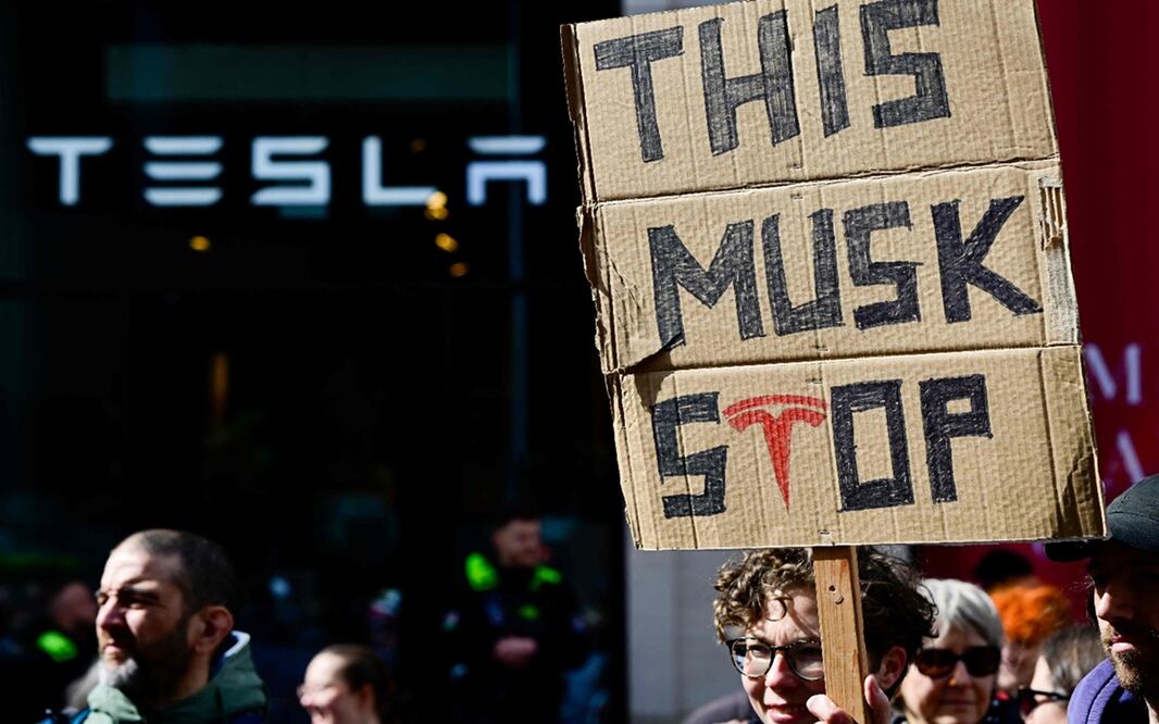 La protesta contra Musk y Trump se engloba en un movimiento global convocado para este sábado en diferentes ciudades del mundo. Foto: AFP