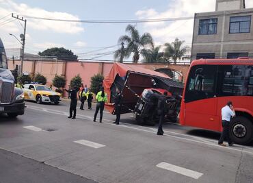 Camioneta de carga vuelca tras chocar con Metrobús en Xochimilco; no hay personas lesionadas