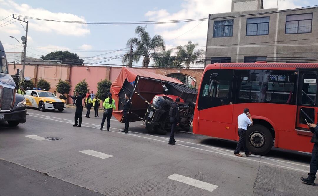 Camioneta de carga vuelca tras colisión con Metrobús en Xochimilco; no hay personas lesionadas. Foto: Especial