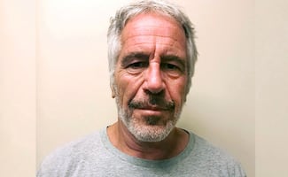 Epstein pagó para obtener "trato especial" en cárcel, revela asistente; “pidió a empleados llevar dinero a guardias”
