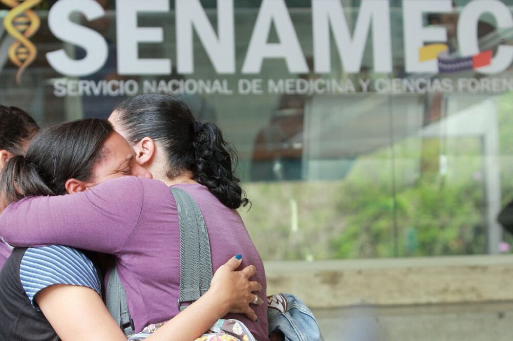 Una escena frecuente en el Servicio de Medicina y Ciencias Forenses de Venezuela: dos mujeres que sufrieron el asesinato de un pariente o de una amistad, se consuelan mientras la violencia criminal se propaga en ese país (CORTESÍA DE EL NACIONAL/GDA)