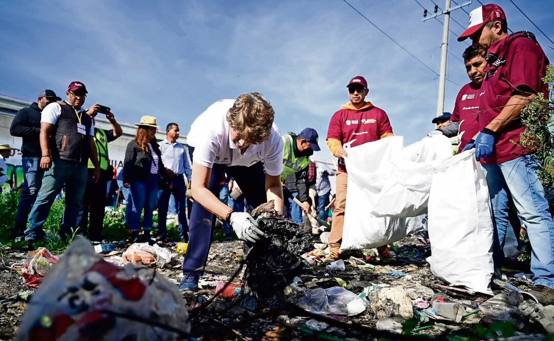 La gobernadora Delfina Gómez alertó que el tirar basura e incluso animales muertos en cuerpos de agua se ha normalizado. Foto: Especial