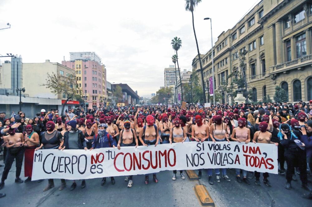 Manifestantes salieron ayer a las calles de la capital a reclamar el fin de los femicidios y la violencia sexual y de género. Foto: IVÁN ALVARADO. REUTERS