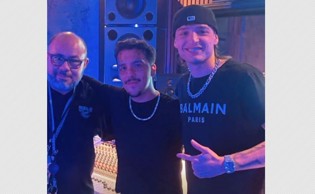 Christian Nodal y Peso Pluma en el estudio de grabación alborotan a fans en redes sociales.