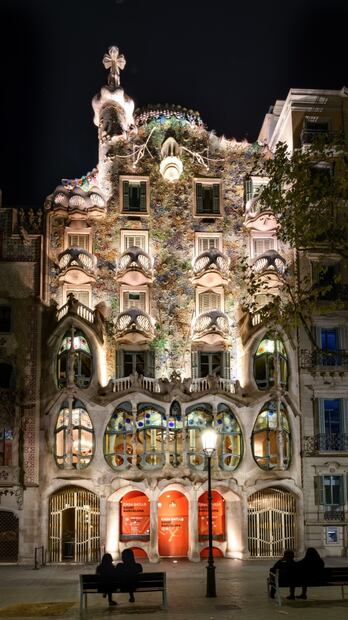 En Barcelona, conoce la fantástica Casa Batlló, diseñada por Gaudí