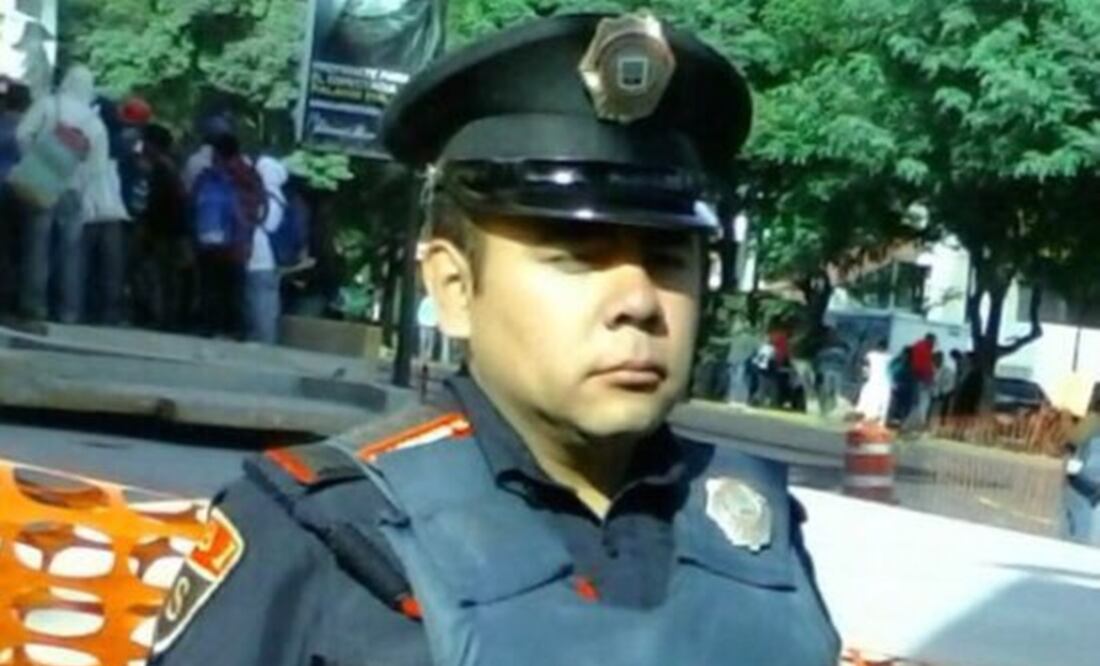 El policía con número de placa 3904 de nombre Sergio Ángeles Soriano Buendía fue quien hizo el hallazgo de la bolsa (Foto: @SSP_CDMX )