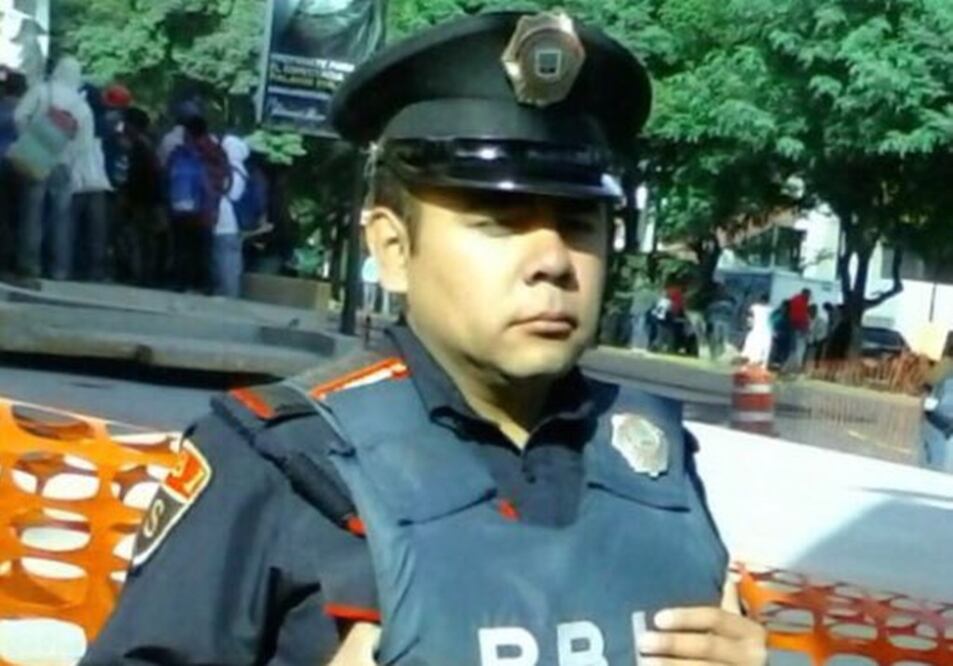 El policía con número de placa 3904 de nombre Sergio Ángeles Soriano Buendía fue quien hizo el hallazgo de la bolsa (Foto: @SSP_CDMX )