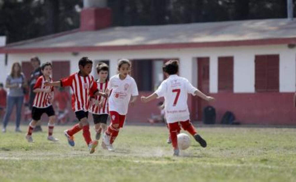“Cande”, la niña argentina a la que le prohíben jugar futbol con niños