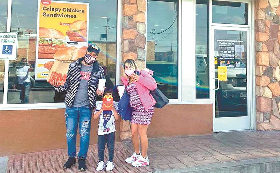 Niurka González, Yosdani y Justin, su hijo, acudieron el lunes anterior a un restaurante de comida rápida en Houston, Texas. Foto: Cortesía.