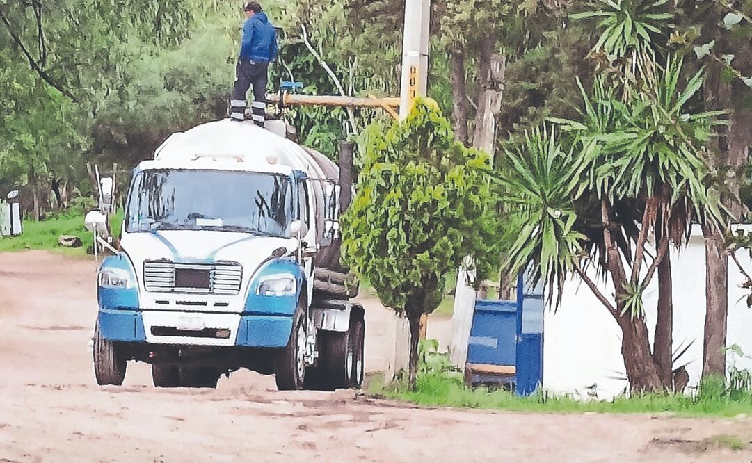 Pipas concesionadas cargan en el pozo La Hoja en casos excepcionales, según el municipio. Foto: de  GISELA GONZÁLEZ GRANADOS. EL UNIVERSAL