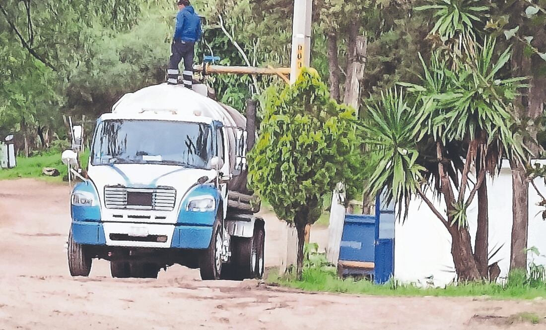 Pipas concesionadas cargan en el pozo La Hoja en casos excepcionales, según el municipio. Foto: de GISELA GONZÁLEZ GRANADOS. EL UNIVERSAL