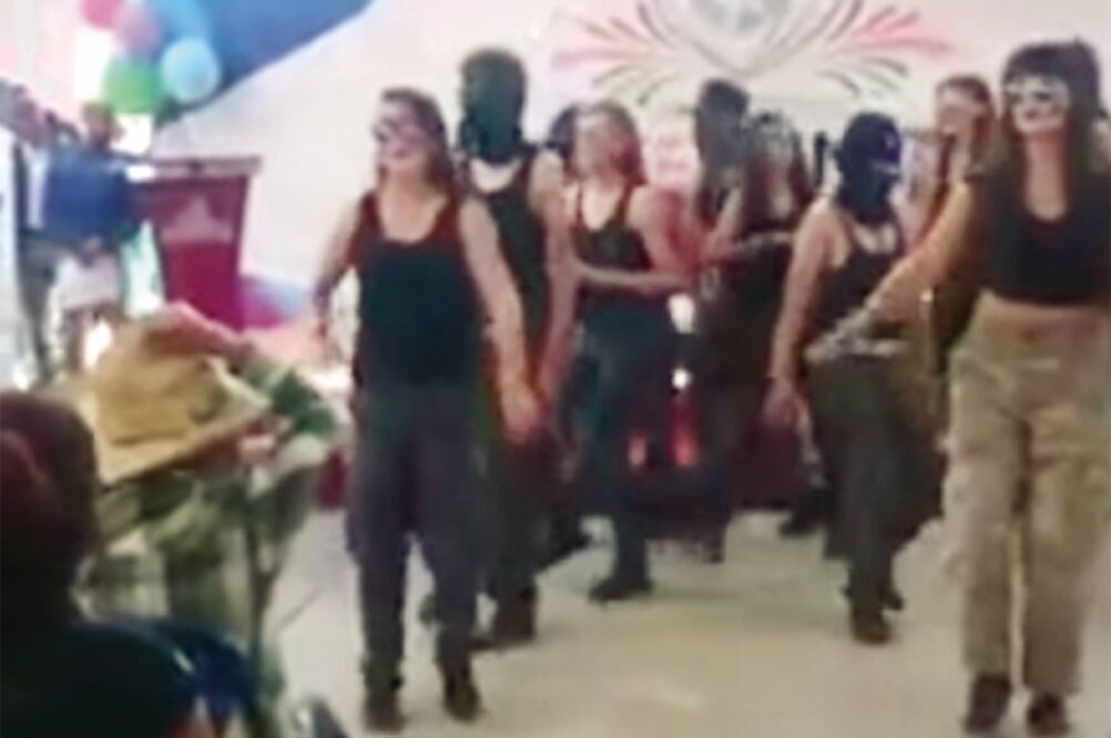 Los estudiantes de la Telesecundaria Suave Patria vistieron pantalones militares, paliacates y capuchas como parte de su interpretación. (TOMADA DE VIDEO)