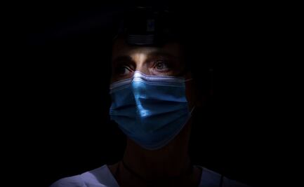 España reconfina a 200 mil personas en Cataluña, mientras abre sus fronteras