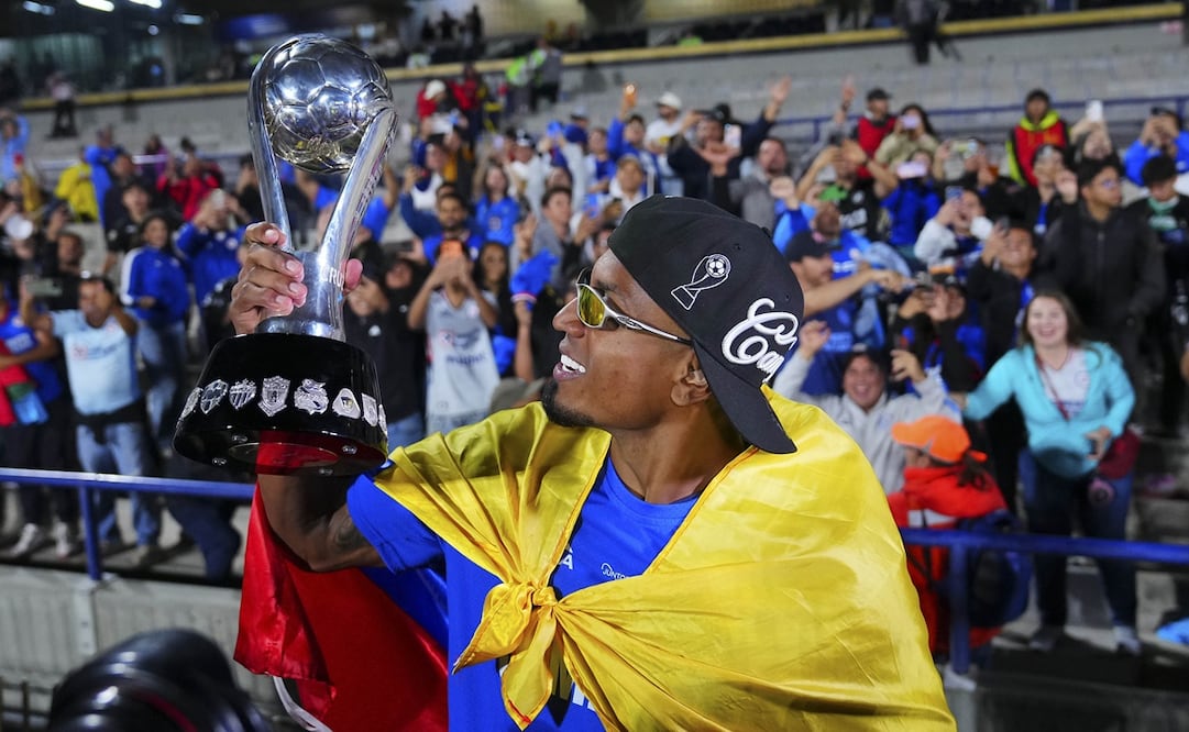 Willer Ditta sostiene el décimo título de Cruz Azul, mientras porta la bandera de Colombia en el Estadio Olímpico Universitario - Foto: Imago7