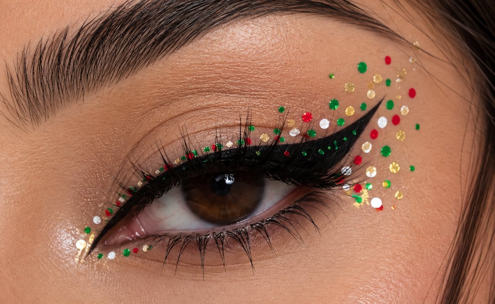 Dale a tu mirada un toque muy mexicano con este delineado de confeti. Foto: Imagen generada con IA
