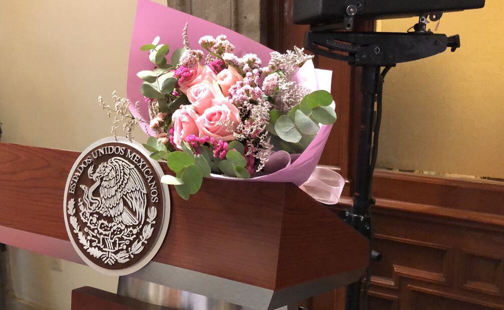 AMLO dejó un ramo de flores en el Salón Tesorería para las mamás . Foto: Alberto Morales / EL UNIVERSAL