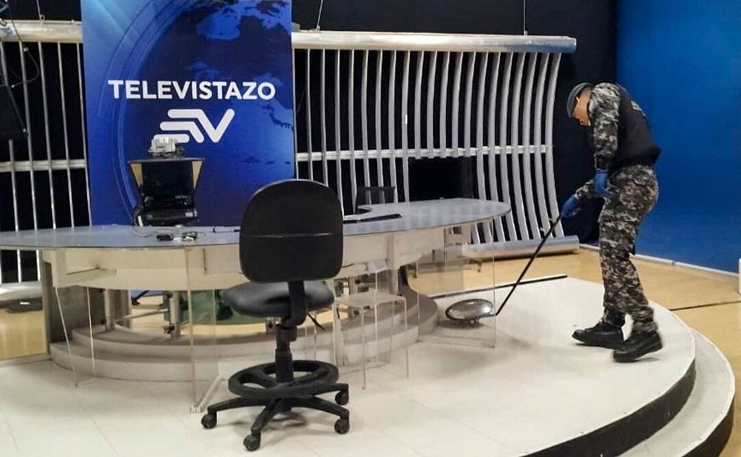 Fuerzas de seguridad inspeccionan un estudio de televisión en Ecuador, tras registrarse 3 ataques. Foto: AFP
