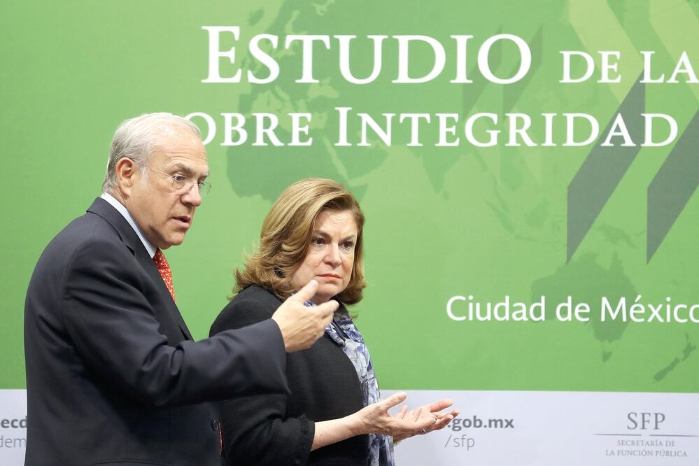 José Ángel Gurría, secretario general de la Organización para la Cooperación y el Desarrollo Económicos, y Arely Gómez, secretaria de la Función Púbica, en la presentación del estudio Integridad en México (GERMÁN ESPINOSA. EL UNIVERSAL)