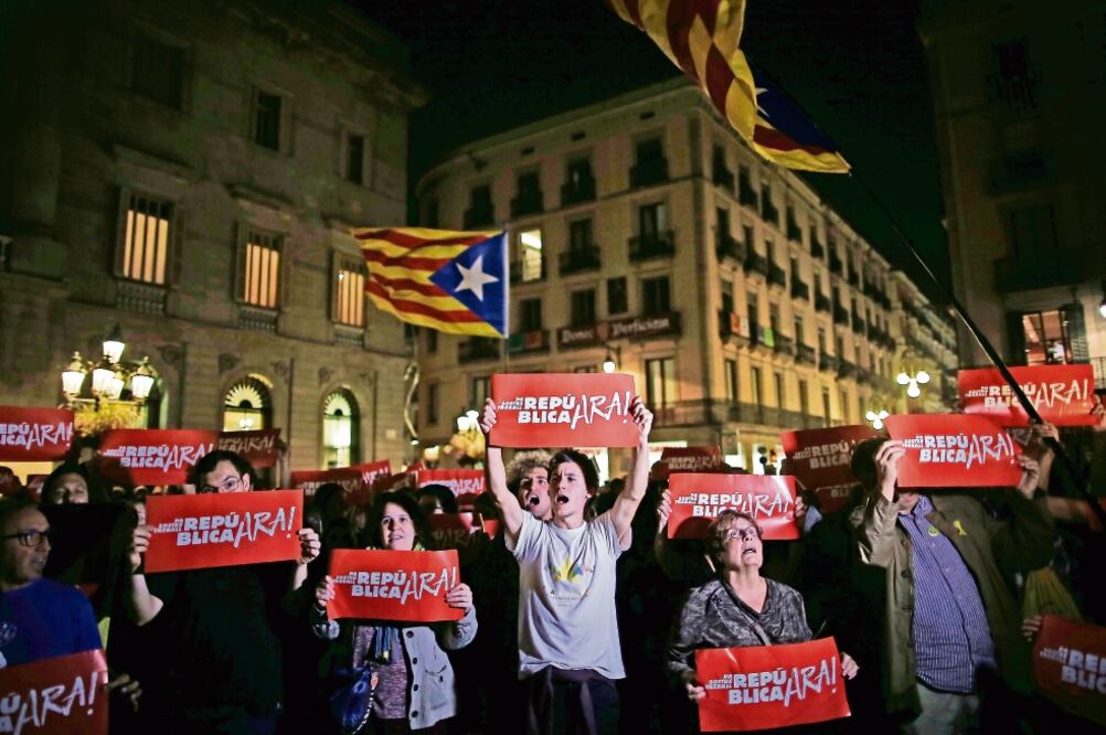 Catalanes se manifestaron ayer en Barcelona a favor del independentismo. El equipo de Carles Puigdemont dijo que no irá a la Cámara Alta, porque el gobierno español decidió aplicar el artículo 155 de la Constitución (MANU FERNÁNDEZ. AP)