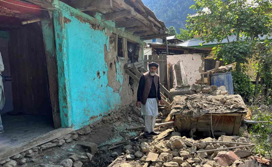 Un residente en Cachemira inspecciona los daños que causaron en su vivienda los bombardeos nocturnos de India, en Shah Kot, en el valle de Neelum, en la parte de Cachemira administrada por Pakistán, el 10 de mayo de 2025. Foto: AP