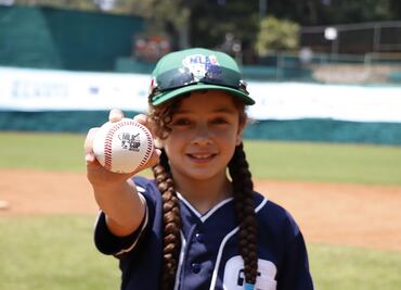 Ella es Romina, el futuro del béisbol mexicano